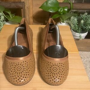 Vionic -Women's Tan Flats